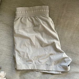 Lululemon spring breakaway short size 6.